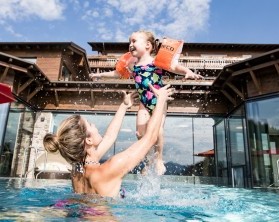 Mummy time in the Berghof pool | Allgäuer Berghof 