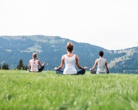 Yoga auf der Wiese | Familien- und Wellnesshotel Allgäuer Berghof - Gunzesried-Ofterschwang - Allgäu