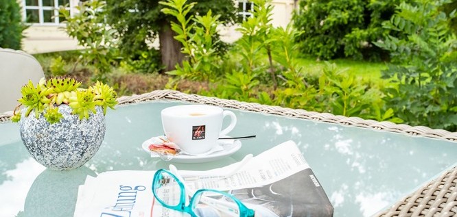 Gartentisch mit Kaffeetasse | Boutique Hotel Badehof - Osthessen