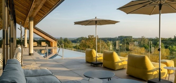 Gelbe Liegen Außenbereich-Das Mühlbach-Bad Füssing-Niederbayern