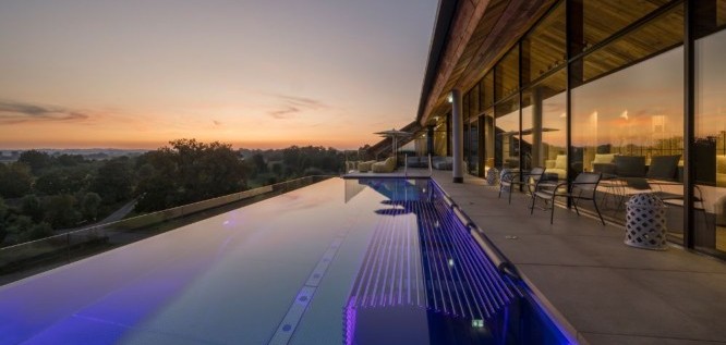 Rooftop Pool beleuchtet mit Abendhimmel-Das Mühlbach-Bad Füssing-Niederbayern