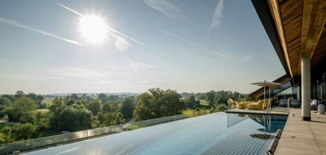 Rooftop Pool mit Liegebereich-Das Mühlbach-Bad Füssing-Niederbayern