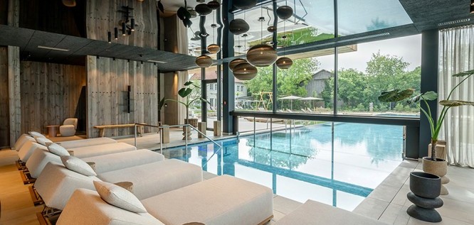 Poolblick in den Garten - Das Muehlbach - Thermal Retreat & Wellness Resort