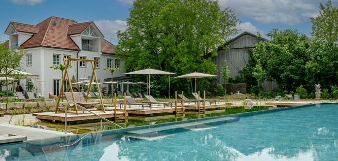 The outdoor pool of the Hotel Mühlbach - Thermal Spa