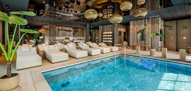 The indoor pool of the hotel Mühlbach - Thermal Spa with sunbeds