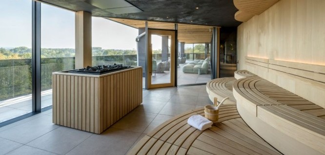 Blick aus Finnischer Sauna in Ruheraum-Das Mühlbach-Bad Füssing-Niederbayern