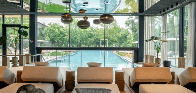Das Mühlbach-Bad Füssing-Lower Bavaria relaxation room with a view of the outdoor thermal pool