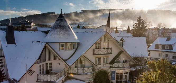 Hausansicht Park Resort im Winter | Göbel's Landhotel - Sauerland
