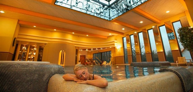 Dame im Schwimmbad | Göbel's Schlosshotel Prinz von Hessen - Nordhessen