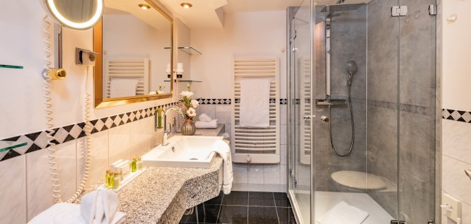 Badezimmer Junior-Suite | Göbel's Schlosshotel Prinz von Hessen - Nordhessen