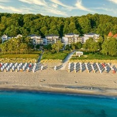 Das Grand Hotel Binz auf der Insel Rügen vom Meer aus gesehen