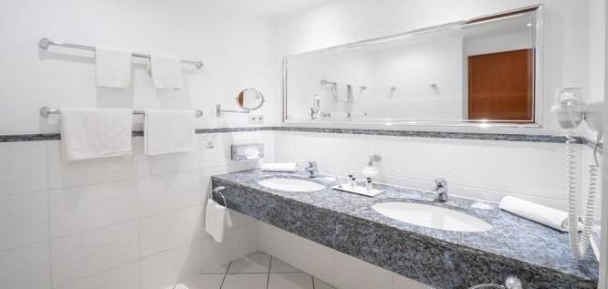 Grand Hotel Binz Granitz Deluxe Badezimmer