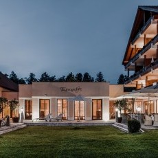 Außenansicht zur blauen Stunde | Hotel Eisvogel - Niederbayern