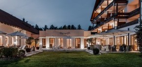 Außenansicht zur blauen Stunde | Hotel Eisvogel - Niederbayern