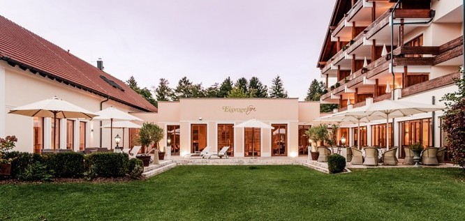 Außenansicht mit Spa-Terrasse | Hotel Eisvogel - Niederbayern