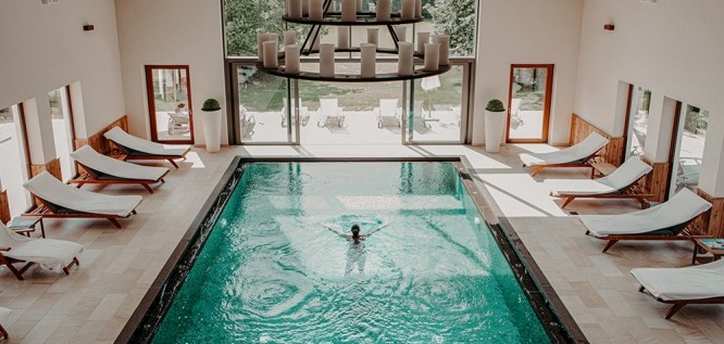 Frau schwimmt im Schwimmbad | Hotel Eisvogel - Niederbayern