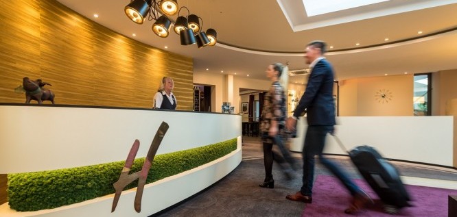  Junges Paar bei der Anreise in der Lobby | Hotel Heinz - Westerwald
