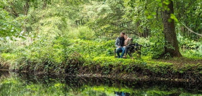 Paar am Weiher | Hotel Heinz - Westerwald