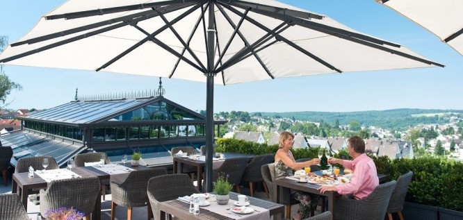 Paar speist auf der Terrasse | Hotel Heinz - Westerwald