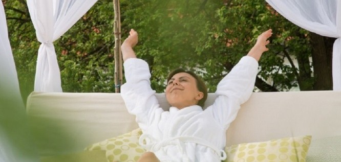 Dame auf der Wellnesswiese in der Liege | Hotel Heinz - Westerwald