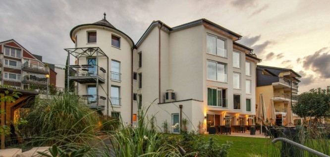 Hotelansicht blaue Stunde