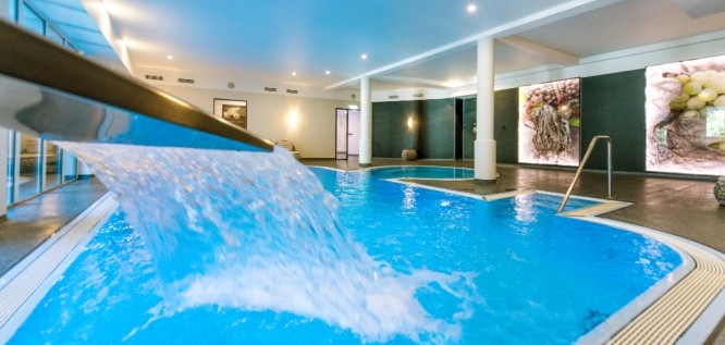 Schwimmbad Schalldusche