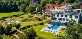 Hausansicht mit Pool | Romantik Hotel Schwanefeld - Meerane Sachsen