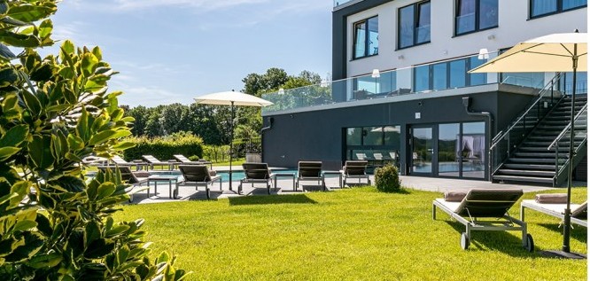 Rückseite mit Aussenpool | Romantik Hotel Schwanefeld - Meerane Sachsen 