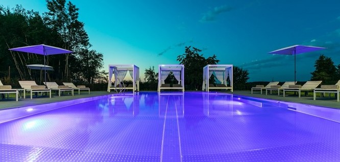 Aussenpool zur blauen Stunde | Romantik Hotel Schwanefeld - Meerane Sachsen 