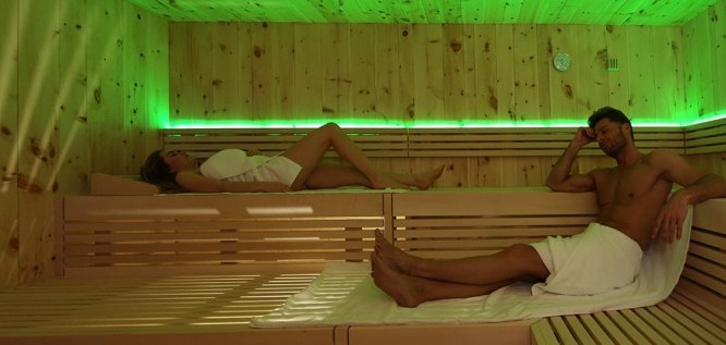 Paar genießt die Sauna | Romantik Hotel Schwanefeld - Meerane Sachsen 