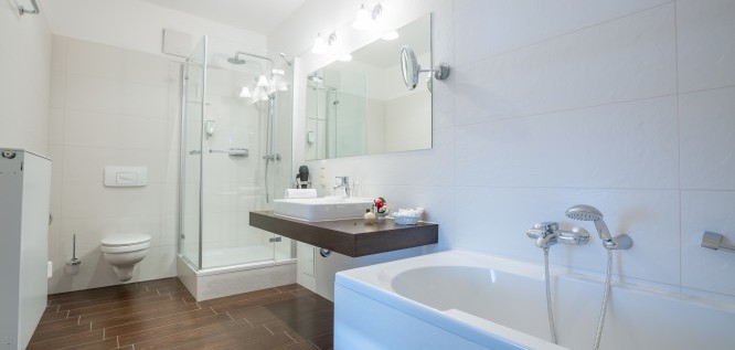 Bad im Appartement Carl von Linné im Romantik Hotel Schwanefeld in Sachsen