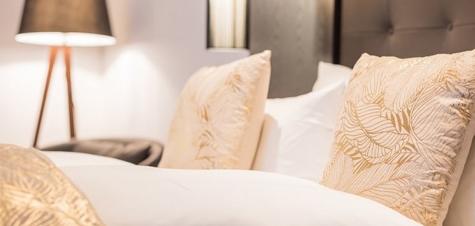 Schlafzimmer der Junior Suite Linné im Romantik Hotel Schwanefeld in Sachsen