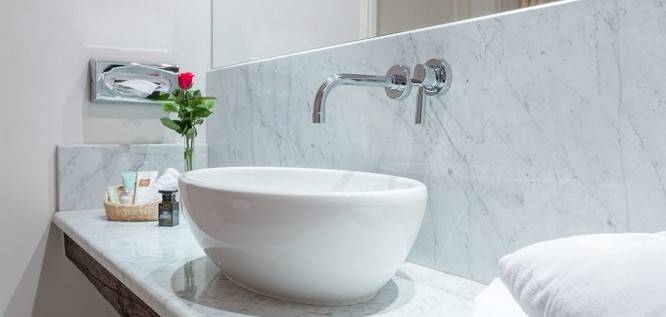 Bad im Superior Zimmer im Romantik Hotel Schwanefeld in Sachsen