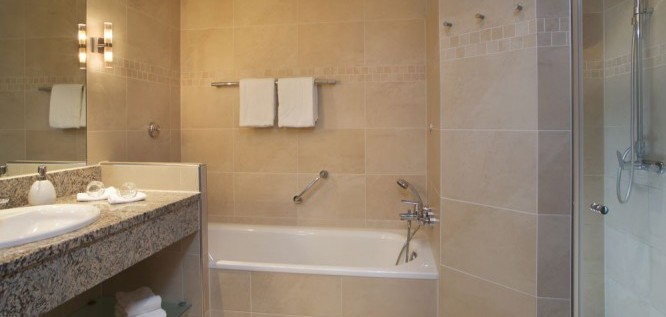 Blick ins Bad vom Zimmer Bergkiefer im Sonnenflügel - Jammertal Golf & Spa-Resort - Datteln-Ahsen - NRW