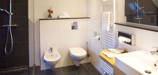 großes Bad mit ebenerdiger Dusche im DZ Münsterland - Jammertal Golf & Spa-Resort - Datteln-Ahsen - NRW - Münsterland