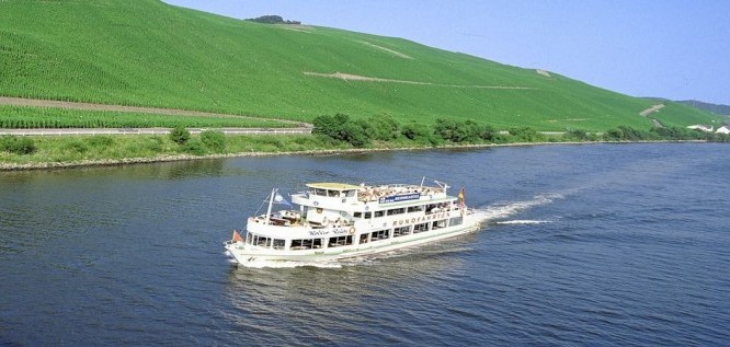 Zum Kurfuersten-Mosel mit Weinbergen