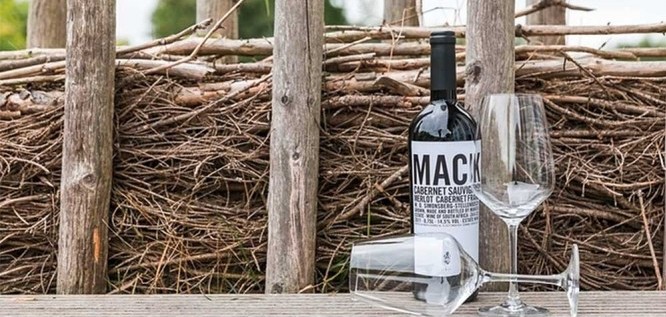 Weinflasche vor dekorierten Ästen im Lundenbergsand Nordsee Hideaway & Spa, Wattenmeer, Husum 