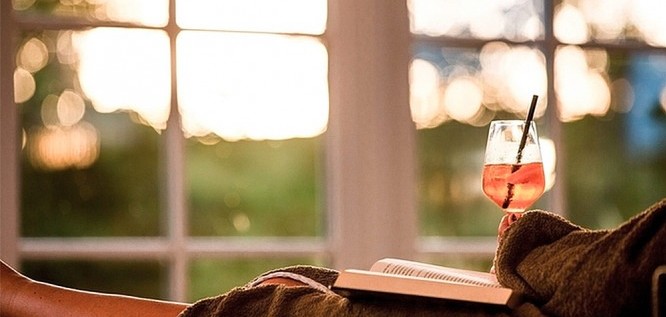 Ein Buch lesen, Aperol trinken und dem Sonnenuntergang im Lundenbergsand Nordsee Hideaway & Spa, Wattenmeer, Husum zusehen