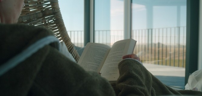 Buch im Ruhebereich - Lundenbergsand Nordsee Hideaway und Spa – Husum - Nordsee