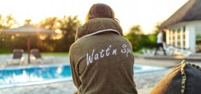 Wattn Spa Bademantel am Pool - Lundenbergsand Nordsee Hideaway und Spa – Husum - Nordsee