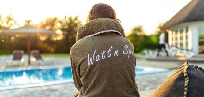 Wattn Spa Bademantel am Pool - Lundenbergsand Nordsee Hideaway und Spa – Husum - Nordsee