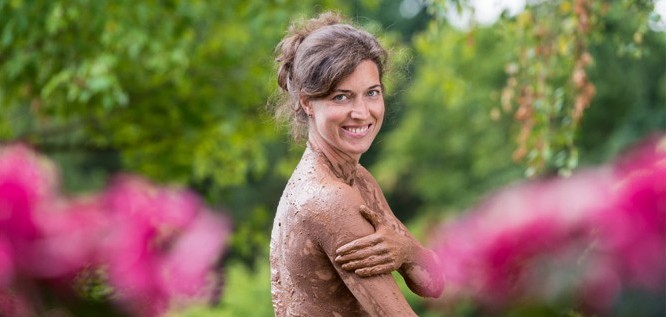 Frau beim Lehmbad im Garten von Menschels Vitalresort, Naheland, Meddersheim, Bad Sobernheim  