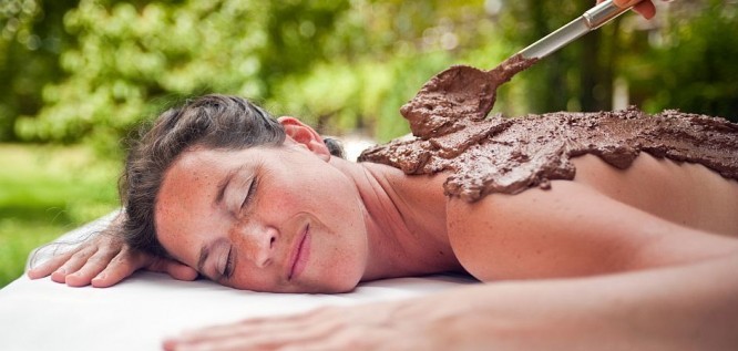 Frau entspannt bei Lehmpackung im Park von Menschels Vitalresort, Naheland, Meddersheim, Bad Sobernheim  