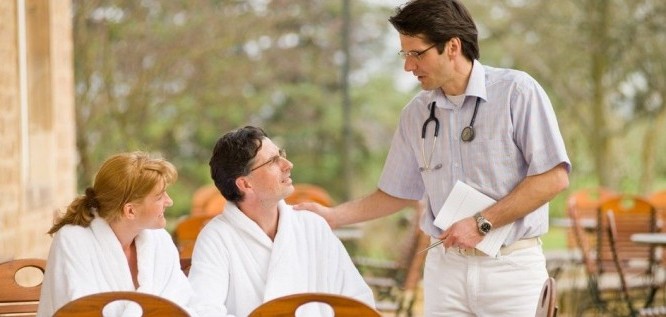 Arzt spricht mit Gästen auf der Terrasse von Menschels Vitalresort, Naheland, Meddersheim, Bad Sobernheim  