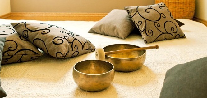 Klangschalen auf einer Entspannungsfläche in Menschels Vitalresort, Naheland, Meddersheim, Bad Sobernheim  