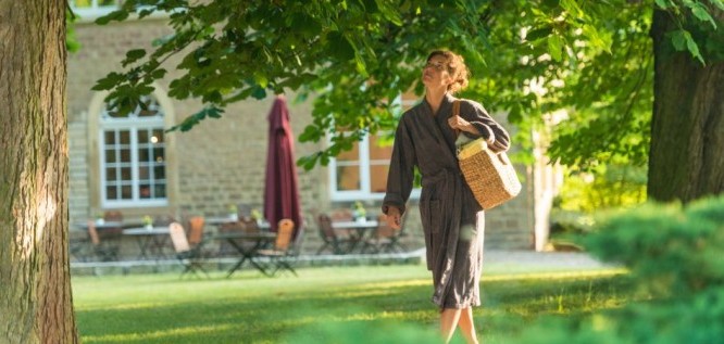 Frau im Bademantel im Park von Menschels Vitalresort, Naheland, Meddersheim, Bad Sobernheim  