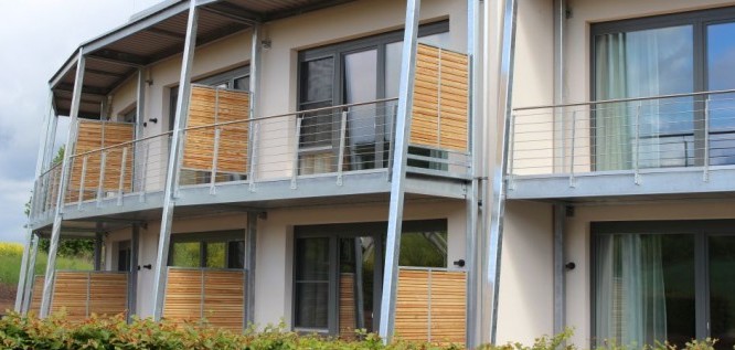 Das Haus Igelsberg von Menschels Vitalresort, Naheland, Meddersheim, Bad Sobernheim mit Balkonen vor den Zimmern 