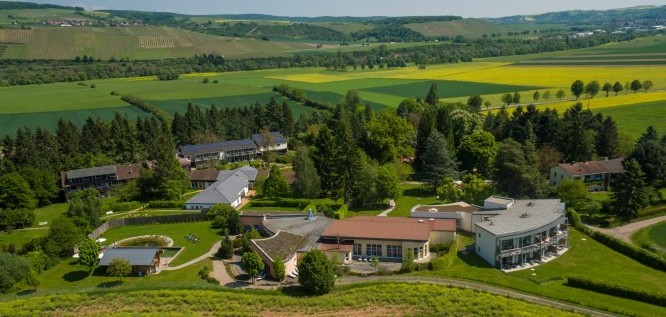 Die Häuser und der Park von Menschels Vitalresort, Naheland, Meddersheim, Bad Sobernheim in der Landschaft
