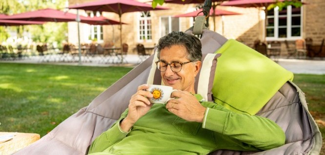 Ein Mann entspannt im Garten | Menschels Vitalresort - Bad Sobernheim - Naheland