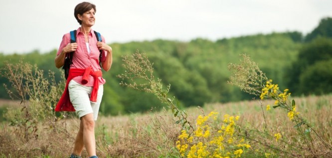 Frau wandert durch die Landschaft beim Menschels Vitalresort, Naheland, Meddersheim, Bad Sobernheim  